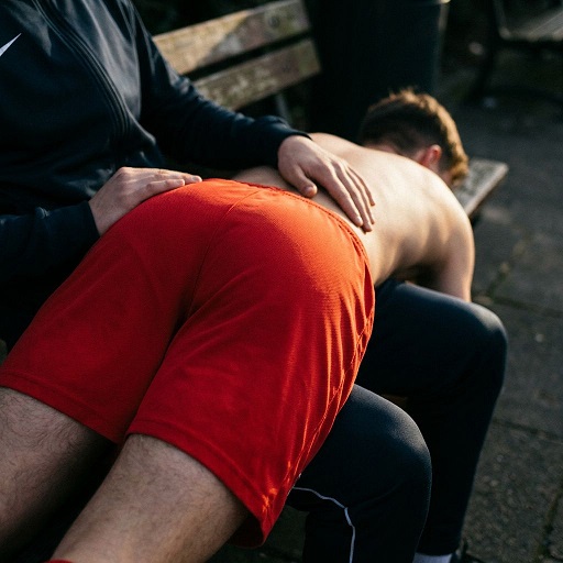 MM Spanking beim Fußball: Mann versohlt Spieler