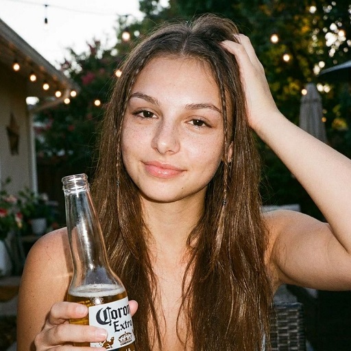 Maria Velamor trinkt Corona