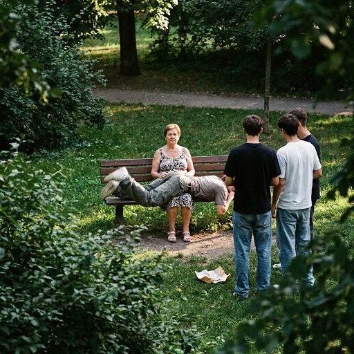 FM Spanking im Park: Ältere Frau versohlt jungen Mann vor seinen Freunden