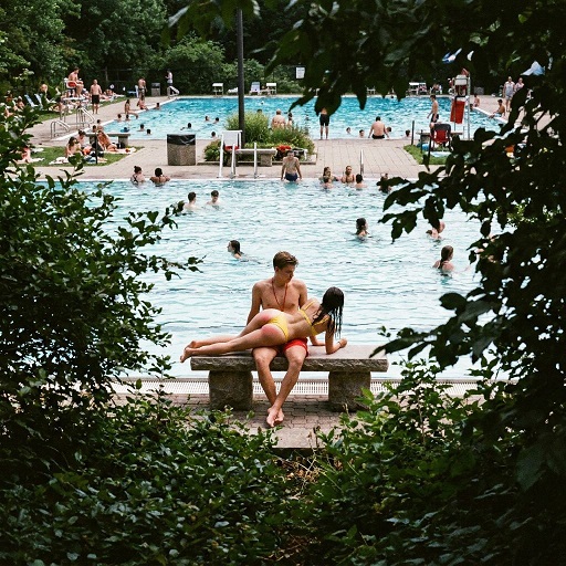MF Spanking im Schwimmbad: Bademeister versohlt junge Frau