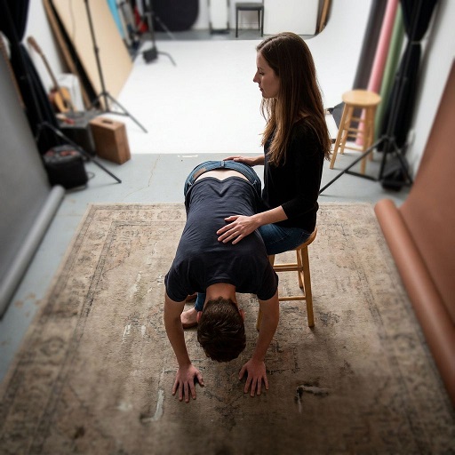 FM Spanking Fotostudio: Fotografin versohlt männliches Model