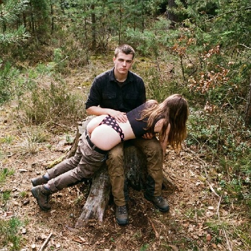 MF OTK Spanking im Wald: Erzfeind versohlt junge Frau