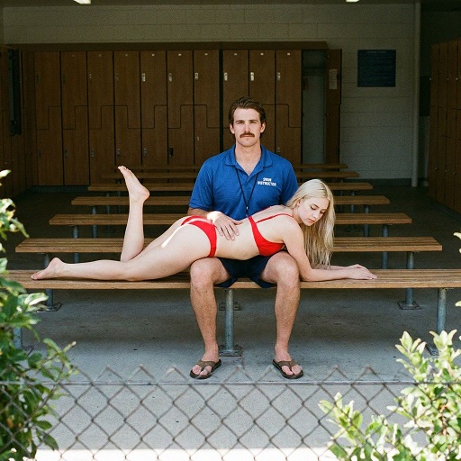 MF Spanking beim Schwimmunterricht: Schwimmlehrer versohlt junge blonde Frau
