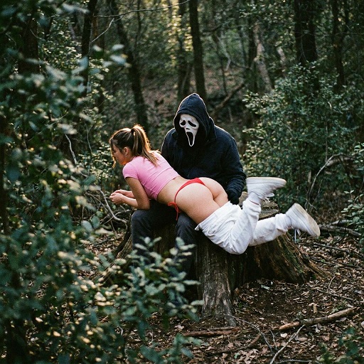 MF Spanking im Wald: Ghostface versohlt junge Frau