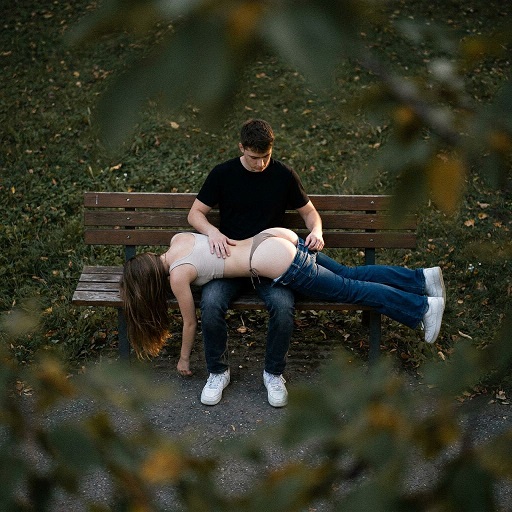 MF Spanking Parkbank: Junger Mann versohlt junge Frau